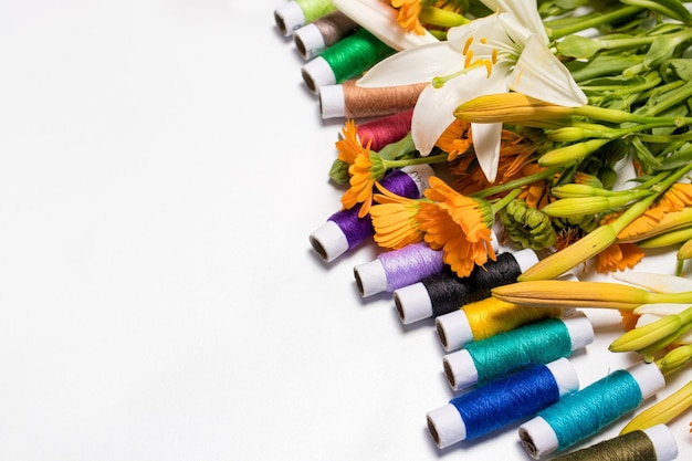 Ręczne wyszywanie kolorowych nici